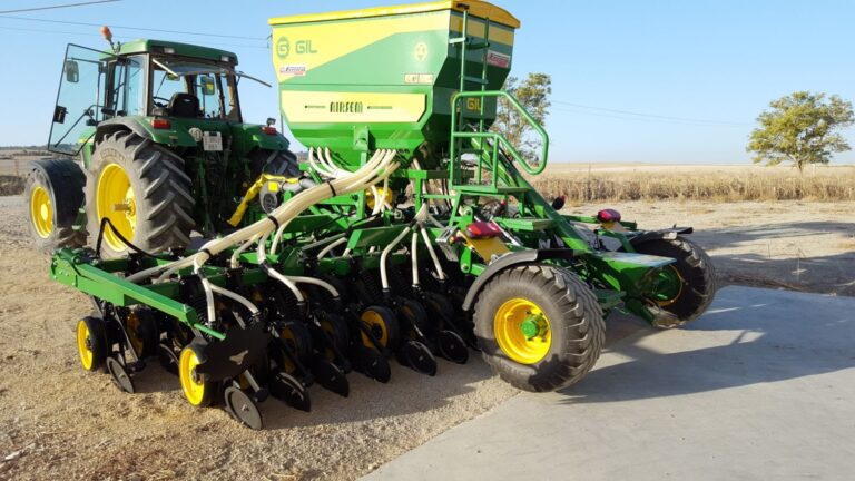 Arado con plantación y tractor